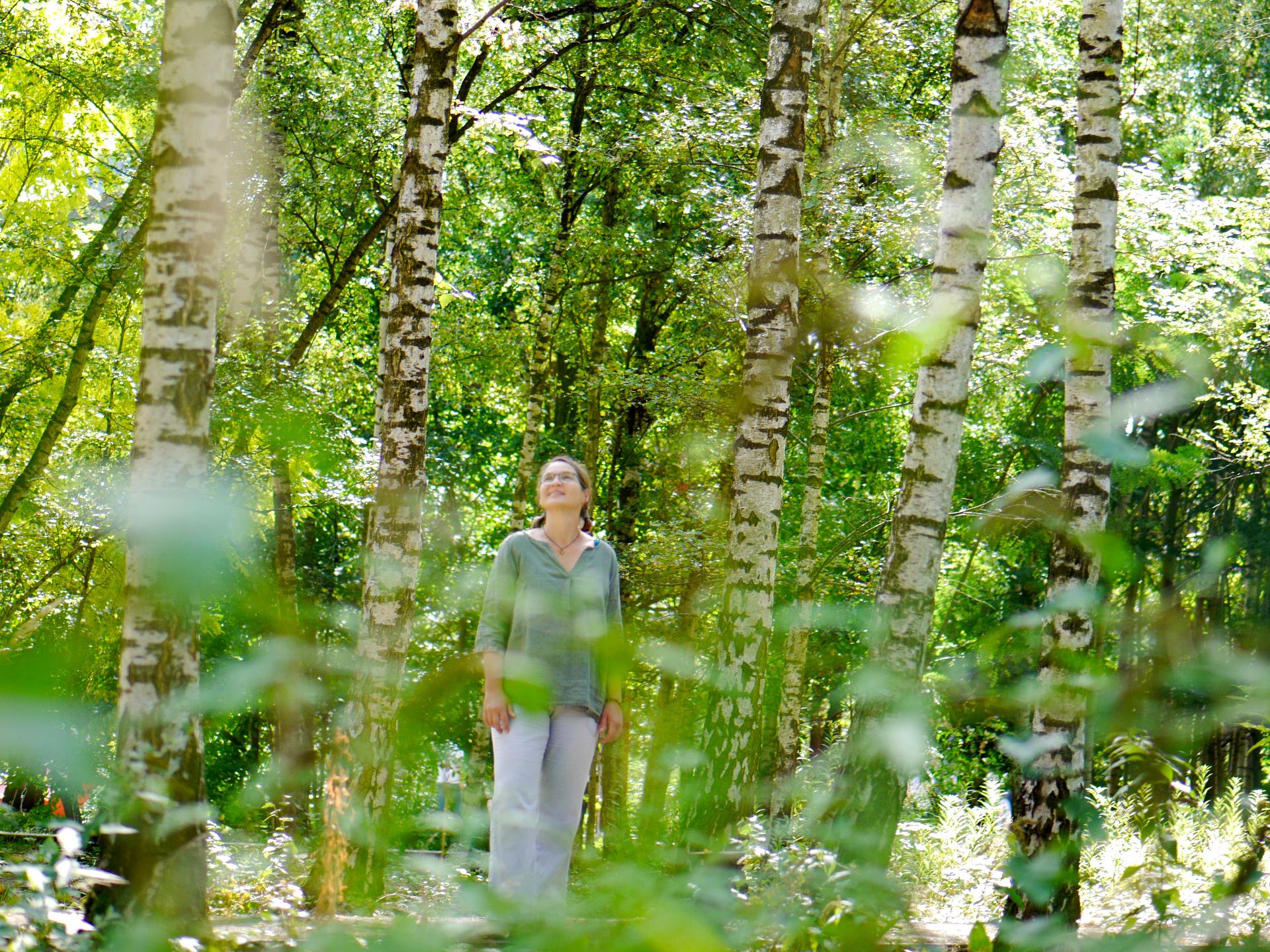 Die Waldbademeisterin genießt das Licht im Birkenwald